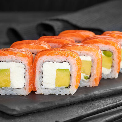 Филадельфия сяке с авокадо в Суши мастер по цене 339 ₽