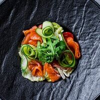 Салат с лососем и соусом тонато в Edateca Едатека