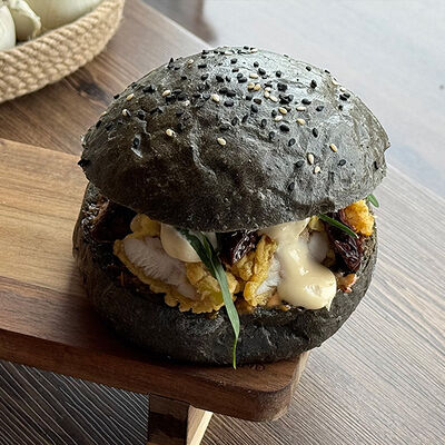 Черный бургер с куриными стрипсами в Garage по цене 390 ₽