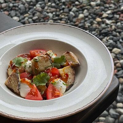 Салат с хрустящими баклажанами в Фабрика хинкали по цене 608 ₽