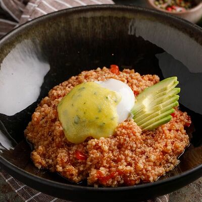 Киноа с яйцом пашот и голландским соусом в Кукумбер по цене 360