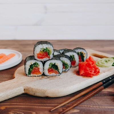 Овощные роллы с лососем в Pizzburg по цене 11 р.