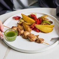 Куриное филе су-вид на шпажке с сезонными овощами в PRIMETIME