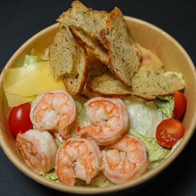 Салат Цезарь с тигровой креветкой в Рога Лося по цене 490 ₽