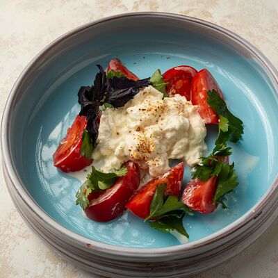 Салат с томатами и сыром страчателла в Sesilia по цене 790