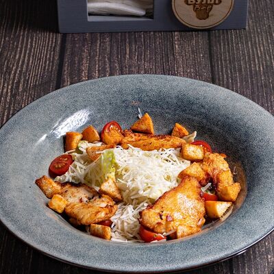 Цезарь с куриной грудкой в Булл Вар по цене 892 ₽