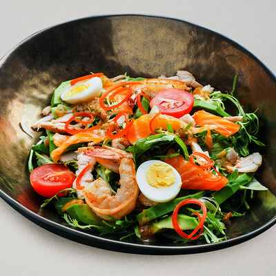 Салат с креветками, курицей и лососем в Mojo по цене 700