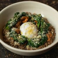 Каша из зелёной гречки с грибами и яйцом пашот в Mamie bistro