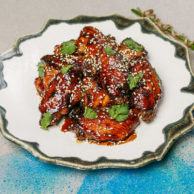 Жареные куриные крылья в карамельном соусе в Chateau Vintage по цене 410 ₽