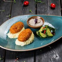 Куриные котлеты с грибным соусом и битыми огурцамив La Strada