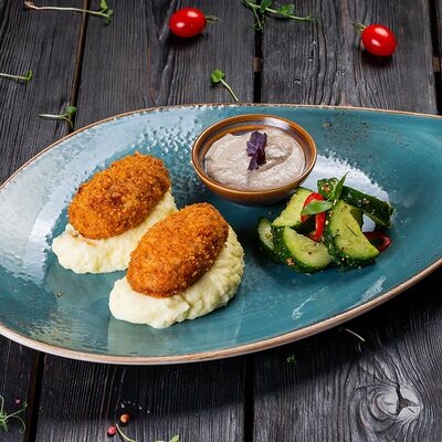 Куриные котлеты с грибным соусом и битыми огурцамив La Strada по цене 1007 ₽