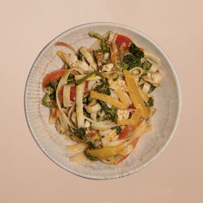 Удон с курицей в Романовская пекарня по цене 680 ₽