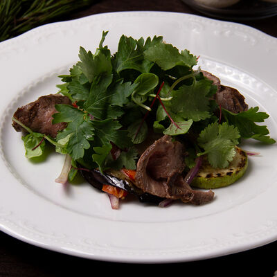 Салат с ростбифом и печеными овощами в La Maison гастробутик по цене 1070 ₽