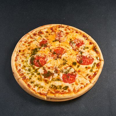 Пицца Маргарита с песто в Lafa Lounge по цене 670 ₽