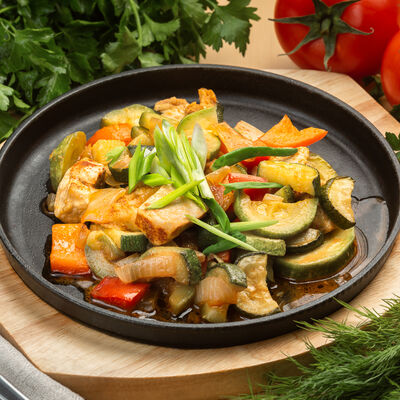 Куриная грудка с овощами в Фуд Корт №1 по цене 390 ₽