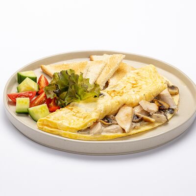 Омлет с курицей и грибами в сливочном соусе в Le dessert по цене 565 ₽