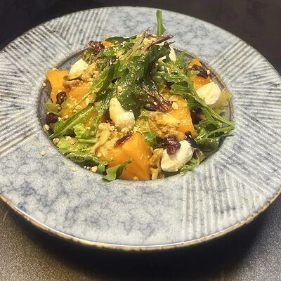 Салат с хурмой и козьим сыромв Лось Лосось по цене 680 ₽