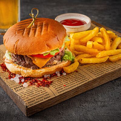 Бургер с говяжьей котлетой в Поляна по цене 810 ₽