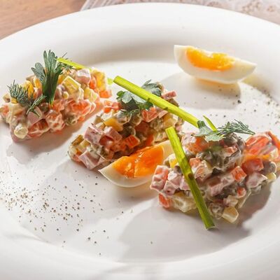 Оливье с колбаской в Лентяйка по цене 165 ₽