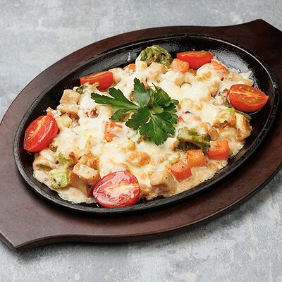 Альпийская сковородка с кусочками нежной индейкив Максимилианс по цене 780 ₽