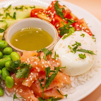 Боул с семгой и яйцом пашот в Диалог по цене 509 ₽