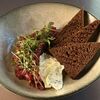 Тартар из говядины с бородинским хлебом и маслом в Три Б по цене 1100