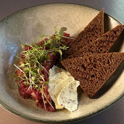 Тартар из говядины с бородинским хлебом и маслом в Три Б по цене 1100 ₽