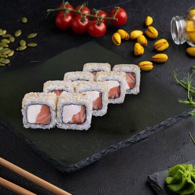 Ролл с лососем и сливочным сыром в Веселый Самурай Sushi Premium по цене 983 ₽