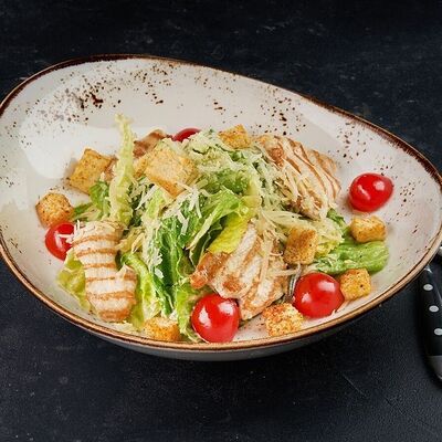 Цезарь с курицей в Шашлык Центр на Углях по цене 579 ₽