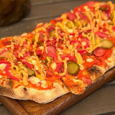 Копченые колбаски и корнишоны в Первый сырный бар Friends по цене 690 ₽