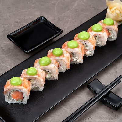 Фирменный ролл с креветкой и лососем в Fish Проект Азия по цене 950 ₽