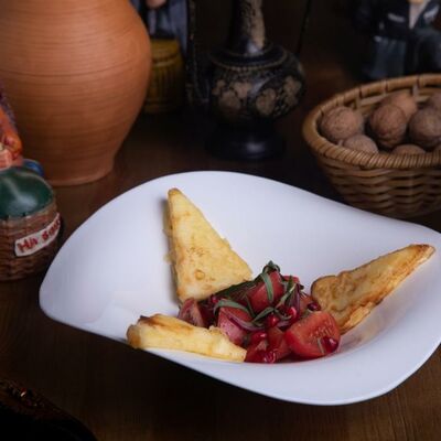 Салат из томатов с жареным сулугуни в Sololaki по цене 480 ₽