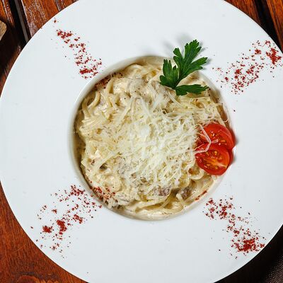 Фетучини с куриной грудкой и грибами в Моравия по цене 534 ₽