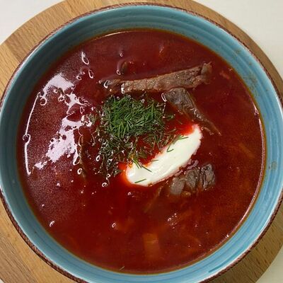 Борщ с говядиной в Отменная пельменная по цене 370 ₽