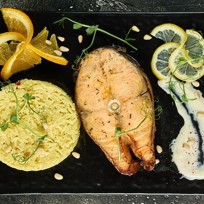 Стейк семги с рисом и соусом шампань в Арт по цене 1290 ₽