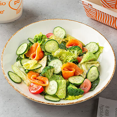 Зеленый салат с лососем в iL Патио по цене 645 ₽