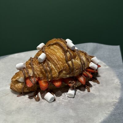 Круассан Клубника в шоколаде в Круассан по цене 770 ₽