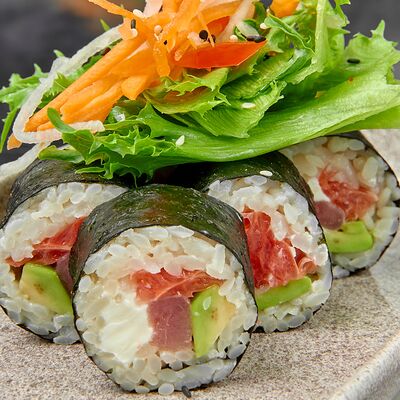 Кимбап с тунцом, авокадо и грейпфрутом в 96 азиаток по цене 700 ₽