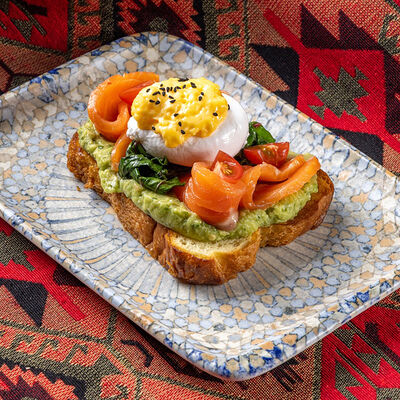 Бриошь с яйцом пашот, лососем и соусом из авокадо в Хмели & Сунели по цене 730 ₽