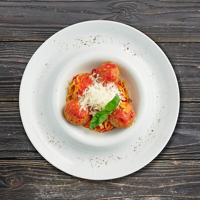 Спагетти с митболами в томатном соусе в Fermа по цене 990 ₽