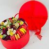 Яркий подарочный бокс с цветами и макаронсами в Дарите красиво по цене 4490