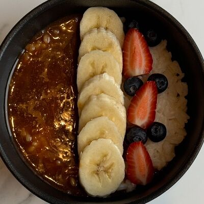 Каша рисовая с солёной карамелью, бананом и голубикойв Coffeelab 39 по цене 340 ₽