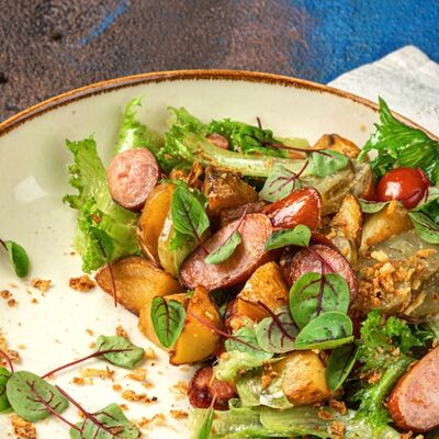 Теплый салат с охотничьими колбасками от шефав Бублик по цене 510 ₽