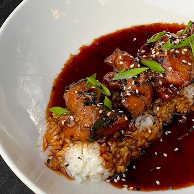 Курочка в соусе терияки на рисовой подушке в Berberry & ptichka по цене 650 ₽