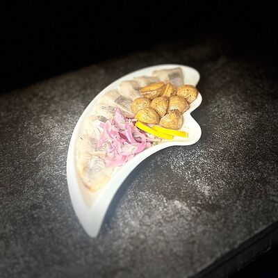 Селедка с картофелем беби с маринованным лучкомв Шампур по цене 460 ₽