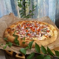 Пицца мясная с луком и перцем в Зеленый мыс
