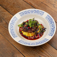 Шея барашка с картофельным пюре и гранатовым соусом в Nino