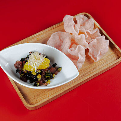 Острый тунец с креветочными чипсами в Pong по цене 793 ₽