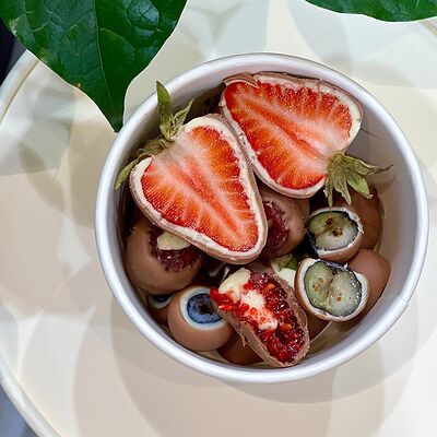 Клубника, малина, голубика в двойном шоколаде: белом и молочном в Lovely Berry по цене 1400 ₽