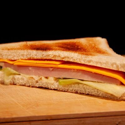 Сэндвич с ветчиной и сыром в Avenue Food 87 по цене 260 ₽